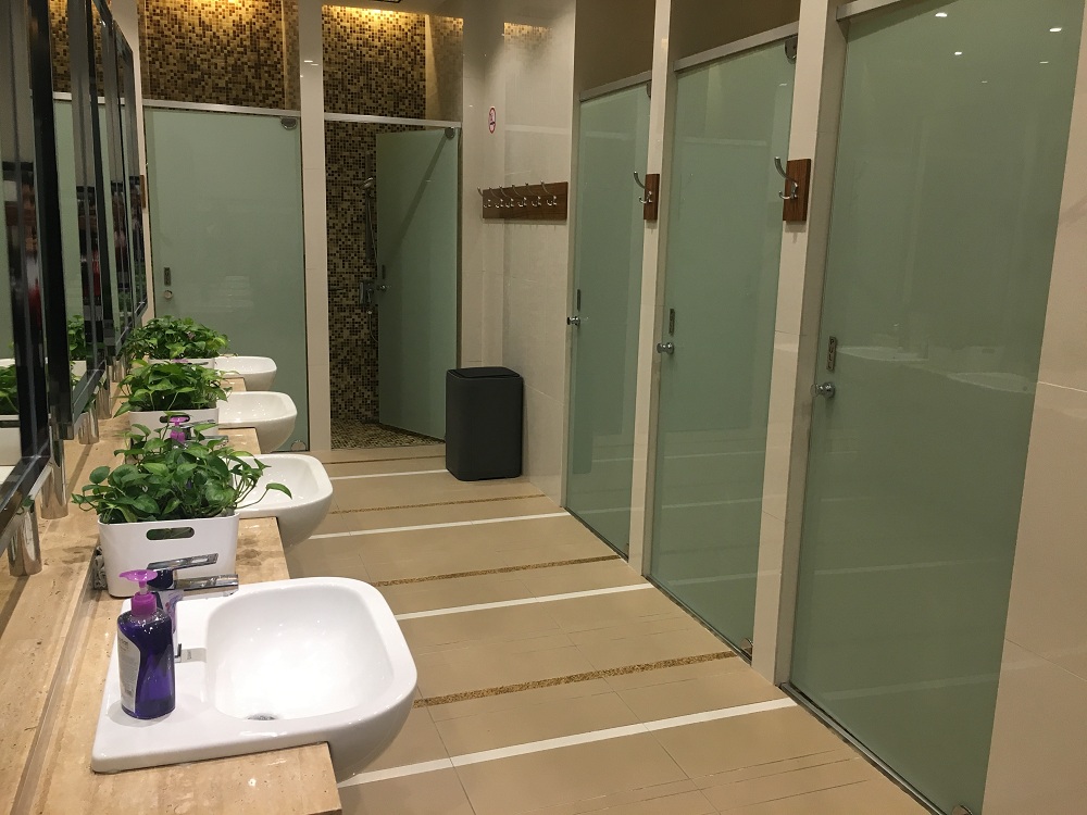 Rojak Daily The shared bathrooms with enough shower rooms for everyone.